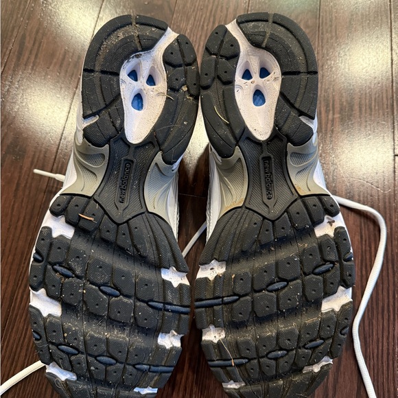 New Balance Unisex White and Gray Sneakers - Picture 5 of 6